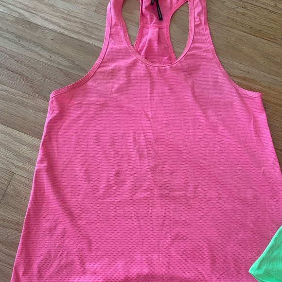 Two work out tops -size M - Picture 2 of 4